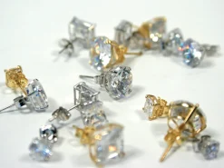 18ct White Gold Round Double Gallery 4 Claw Ear Stud 30pt