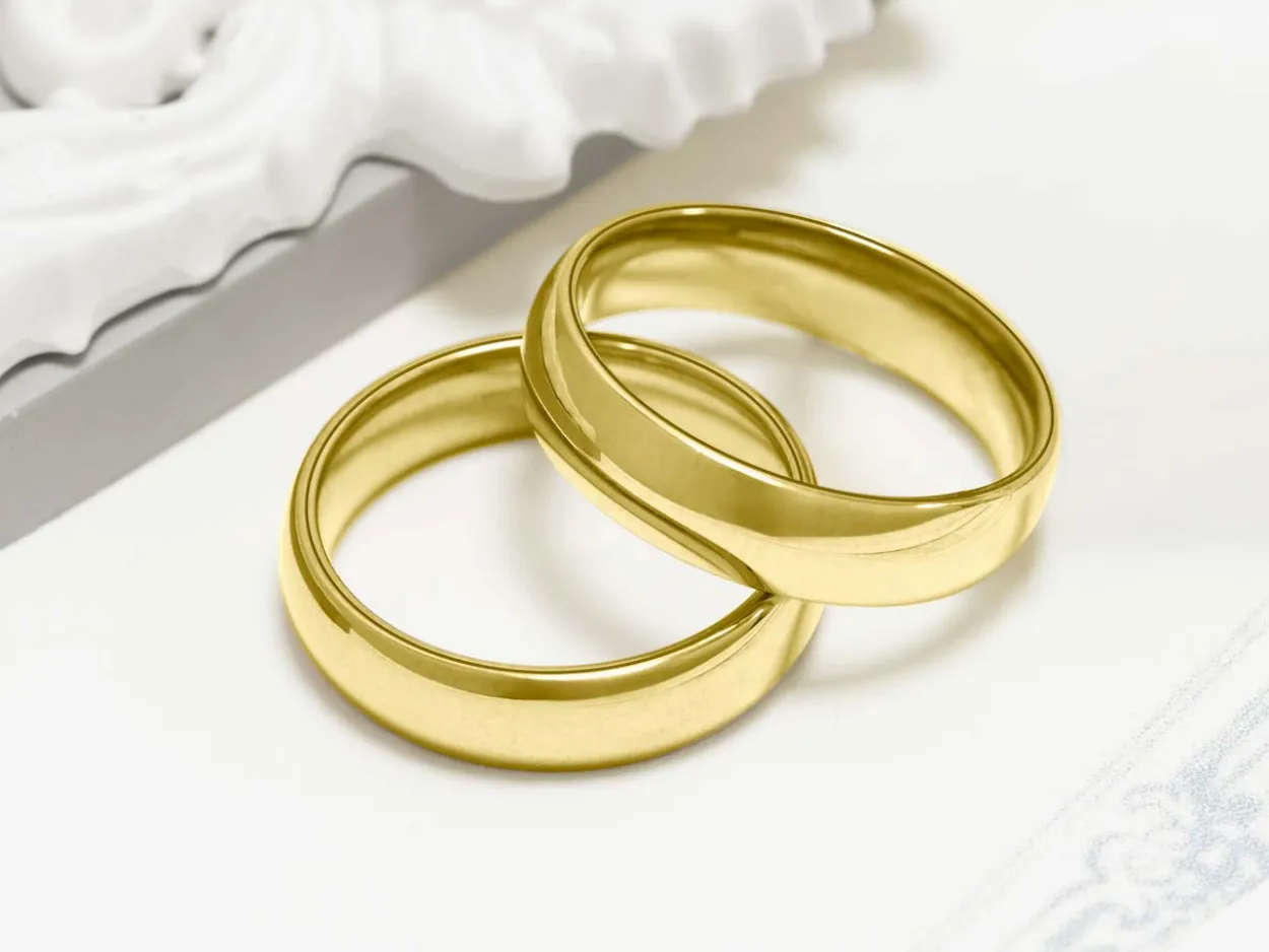 18ct Yellow Gold Court Wedding Ring 6.0mm, Size R, 4.40g Super Lightweight, Laser Hallmarked, Wall Thickness 2.0mm, 100% Recycled Gold