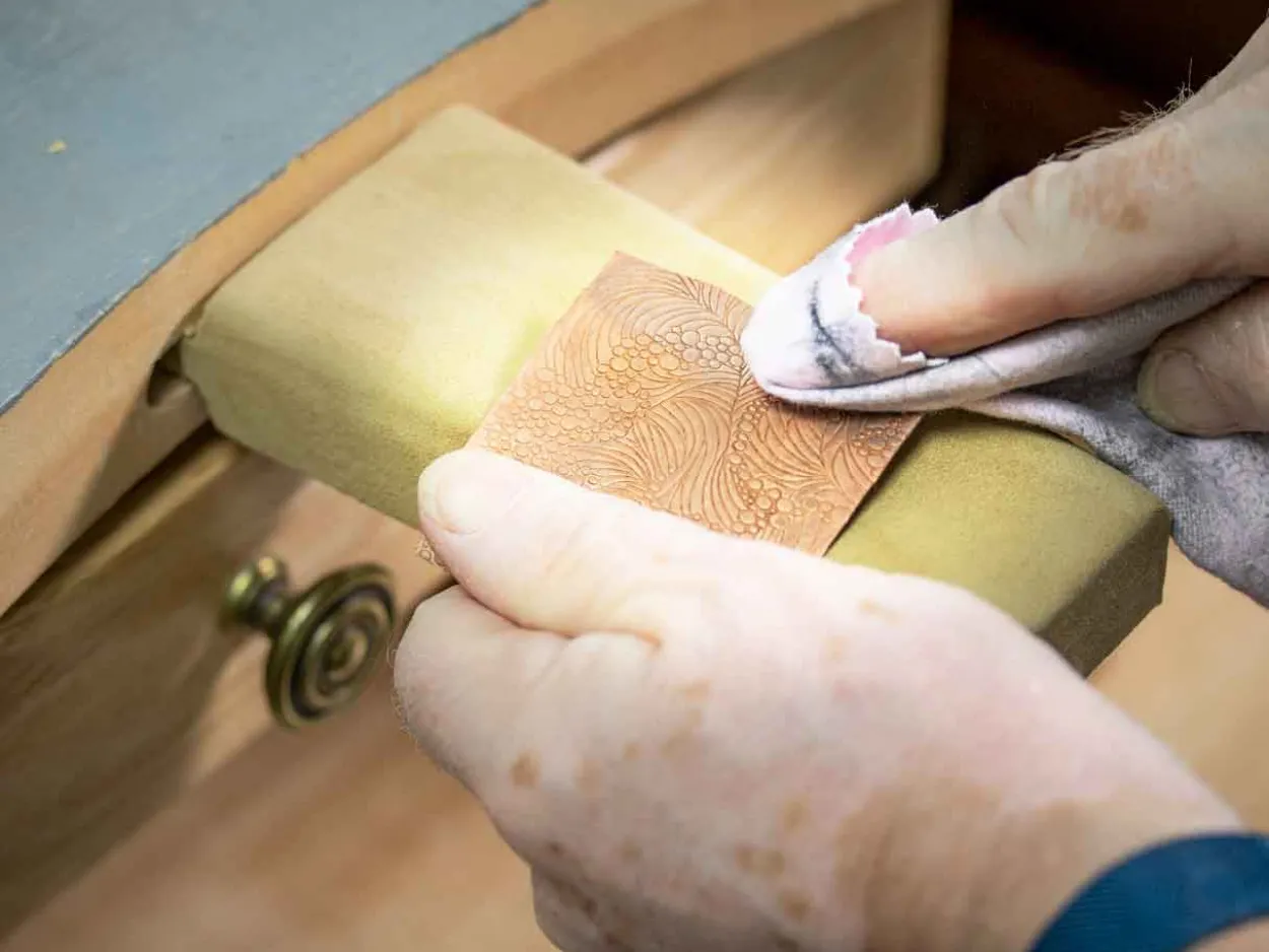 Cushioned Suede Bench Peg For Setting